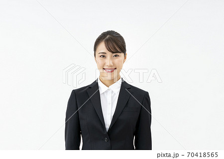 スーツ姿の若い女性 70418565