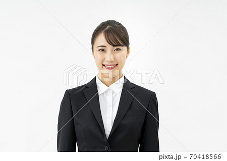スーツ姿の若い女性 70418566