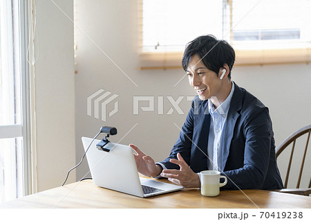 テレワーク オンラインミーティング中の男性 イメージ テレワーク オンラインミーティング中の男性 イメージ 70419238