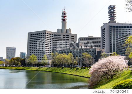 春の皇居桜田濠と霞ヶ関の警視庁本部庁舎の写真素材