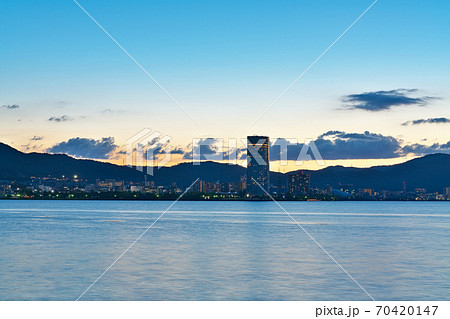 【琵琶湖の湖畔 (夜景)】 撮影場所：滋賀県草津市矢橋町矢橋 帰帆島 70420147