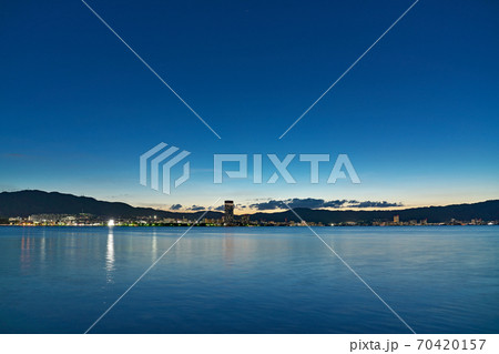 【琵琶湖の湖畔 (夜景)】 撮影場所：滋賀県草津市矢橋町矢橋 帰帆島 70420157