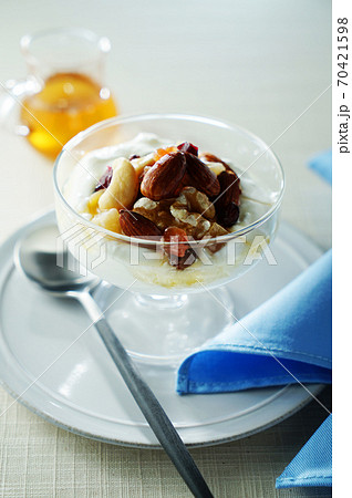 ナッツとドライフルーツのヨーグルト ナッツとドライフルーツのヨーグルト 70421598