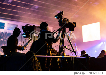 A group of cameramen working during the concert. 70421631