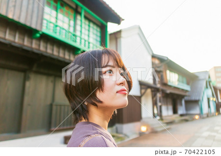 長崎出島を観光中の若い女性 70422105