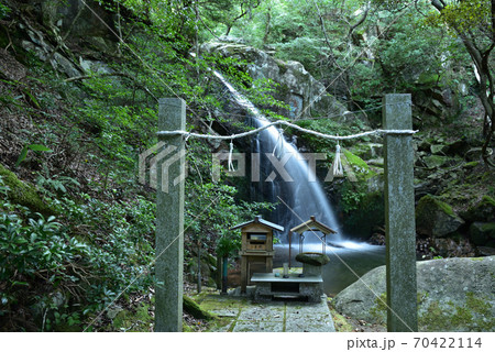 古屋不動滝 祠と上段の滝 岡山県真庭市 古屋不動滝 祠と上段の滝 岡山県真庭市 70422114