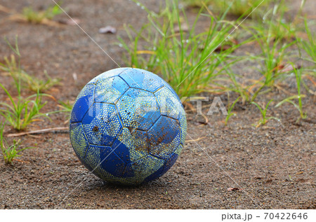 湿ったグランドに転がる青いサッカーポール02(左) 湿ったグランドに転がる青いサッカーポール02(左) 70422646