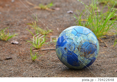 湿ったグランドに転がる青いサッカーポール01（右） 70422648