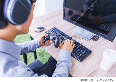 eスポーツ　ゲーム　オンライン　ネットワーク　対戦　【コロナ禍での安全なレジャーのニューノーマル】 70422745