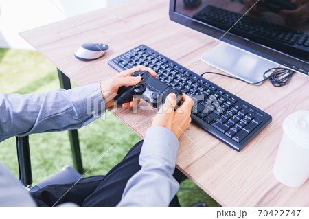 eスポーツ　ゲーム　オンライン　ネットワーク　対戦　【コロナ禍での安全なレジャーのニューノーマル】 70422747