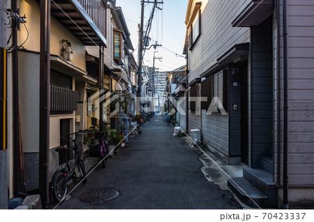 変わりない日常の道 70423337