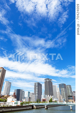 【大阪】中之島のビル群と空 70424009