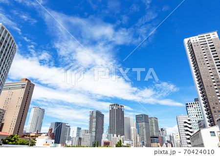 【大阪】中之島のビル群と空 【大阪】中之島のビル群と空 70424010