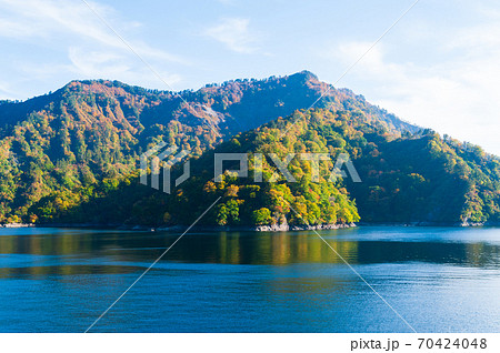 奥只見湖の遊覧船から見た紅葉 奥只見湖の遊覧船から見た紅葉 70424048