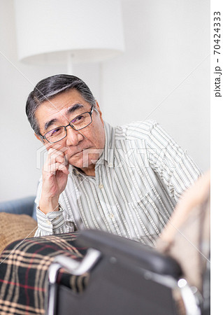 介護イメージ　車椅子　シニア  70424333