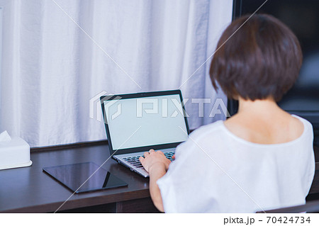 テレワーク　ホテルでワーケーション　【ウィズコロナのニューノーマル】 70424734