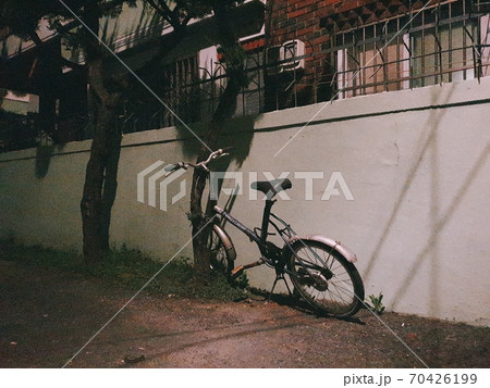 貧困 壁 フェンス 70426199