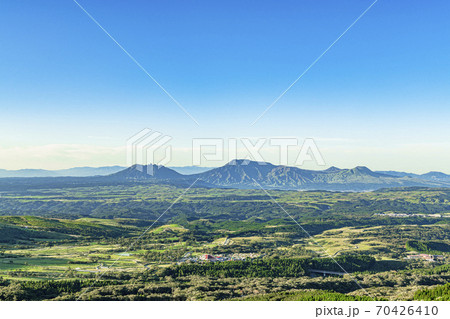 大分県　阿蘇くじゅう国立公園　やまなみハイウェイ展望台から望む久住高原 70426410