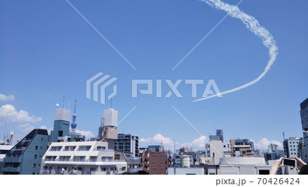 ブルーインパルスの飛行機雲 70426424