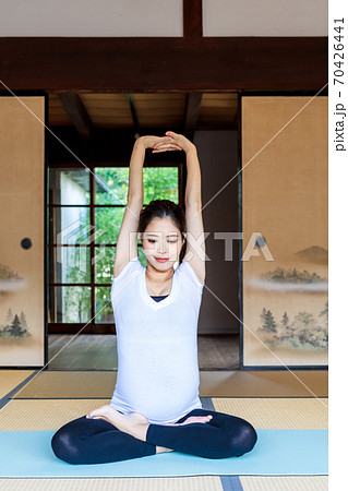 古民家でマタニティーヨガを行う妊婦 古民家でマタニティーヨガを行う妊婦 70426441