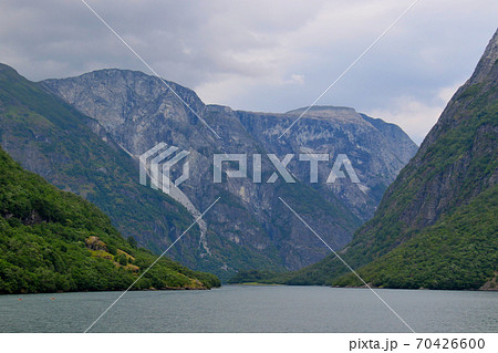 ノルウェー フロム~グドヴァンゲン間のソグネフィヨルド・クルーズの観光船からのフィヨルドの風景。 ノルウェー フロム~グドヴァンゲン間のソグネフィヨルド・クルーズの観光船からのフィヨルドの風景。 70426600