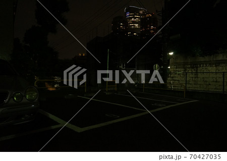 東京夜景/港区麻布十番路地裏からの六本木ヒルズ 東京夜景/港区麻布十番路地裏からの六本木ヒルズ 70427035