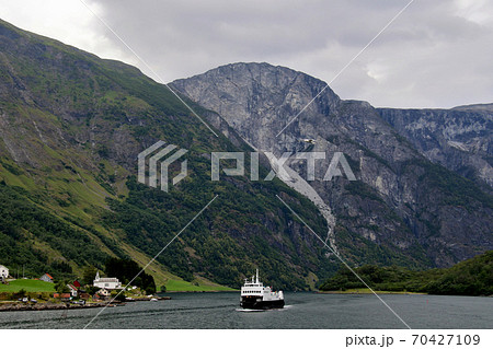 ノルウェー　フロム～グドヴァンゲン間のソグネフィヨルド・クルーズ観光船が行きかう。 70427109