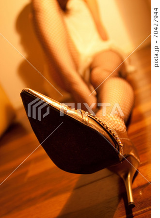 美脚な女性の写真です 70427944