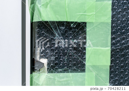 割れたガラス　断熱 70428211