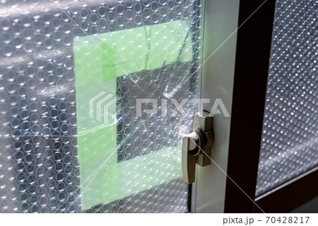 割れたガラス　断熱 70428217