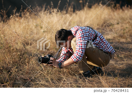 photpgrapher talking pictures outdoors photpgrapher talking pictures outdoors 70428431