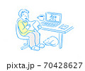 リモートワークをする男性 70428627