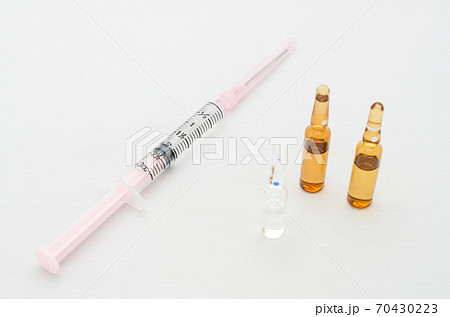 新型コロナウィルスのワクチンイメージ 70430223