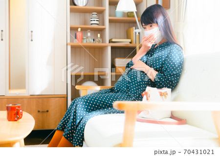 体調不良の妊婦　外出　 70431021