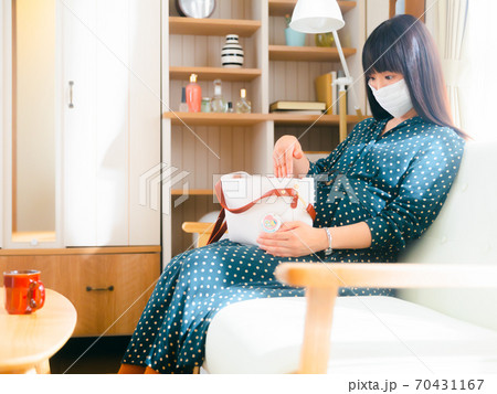 鞄に手を入れる妊婦　4:3 70431167