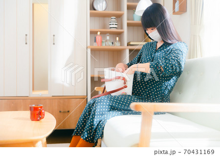 鞄に手を入れる妊婦　 70431169