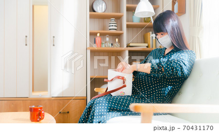 鞄に手を入れる妊婦 16:9 鞄に手を入れる妊婦 16:9 70431170