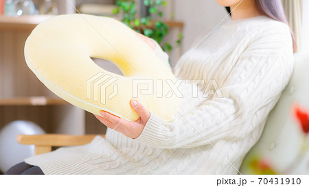 円座クッション　ドーナツクッションを用意する妊婦　16:9 70431910