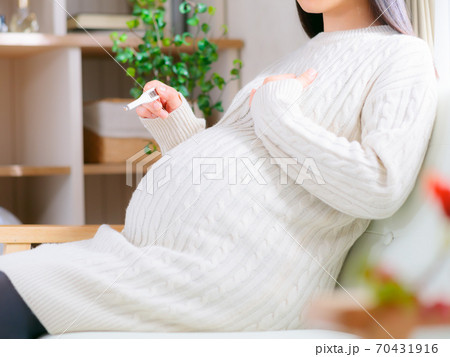 体温を計測する妊婦　4:3 70431916