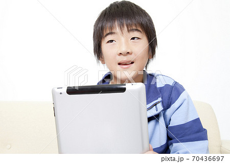 タブレットPCを見る男の子 70436697