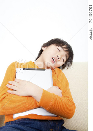 昼寝する男の子 70436701