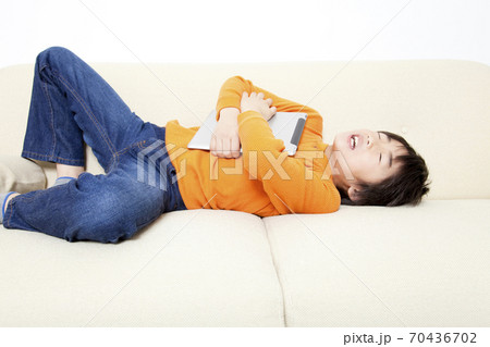 昼寝する男の子 70436702