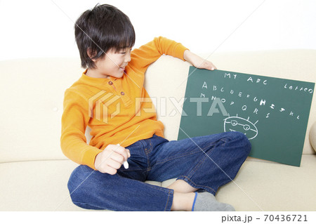 落書きをする男の子 落書きをする男の子 70436721