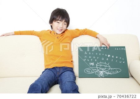 落書きをする男の子 落書きをする男の子 70436722