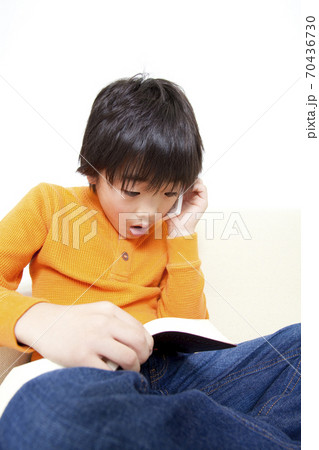 電話する男の子 電話する男の子 70436730