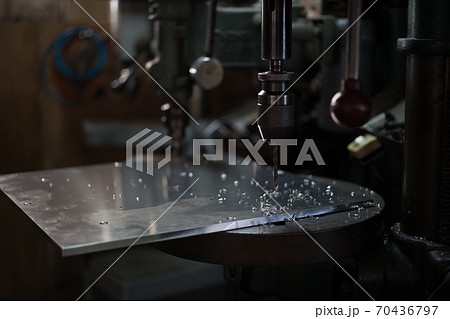 ボール盤で穴あけ加工 70436797