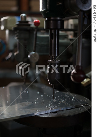 ボール盤で穴あけ加工 ボール盤で穴あけ加工 70436798