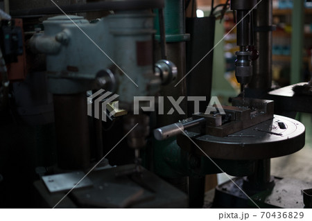 ボール盤で穴あけ加工 70436829