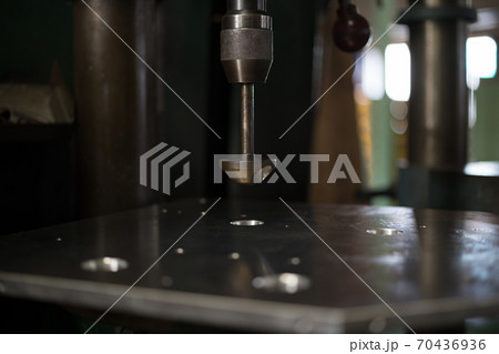 ボール盤で面取り作業 70436936