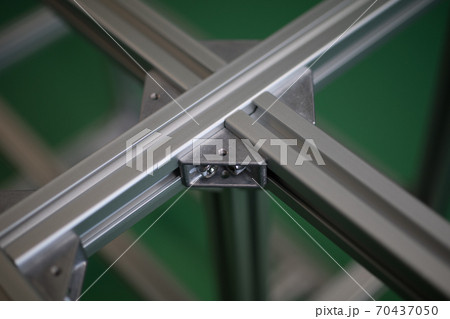 アルミフレームの組立作業 70437050